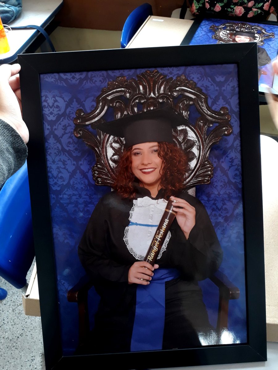 thaisaa_r's tweet photo. Vou postar essa foto em todas as minhas redes sociais sim! #Formanda2019 👩🏻🎓 https://t.co/9jVqd1pNSZ