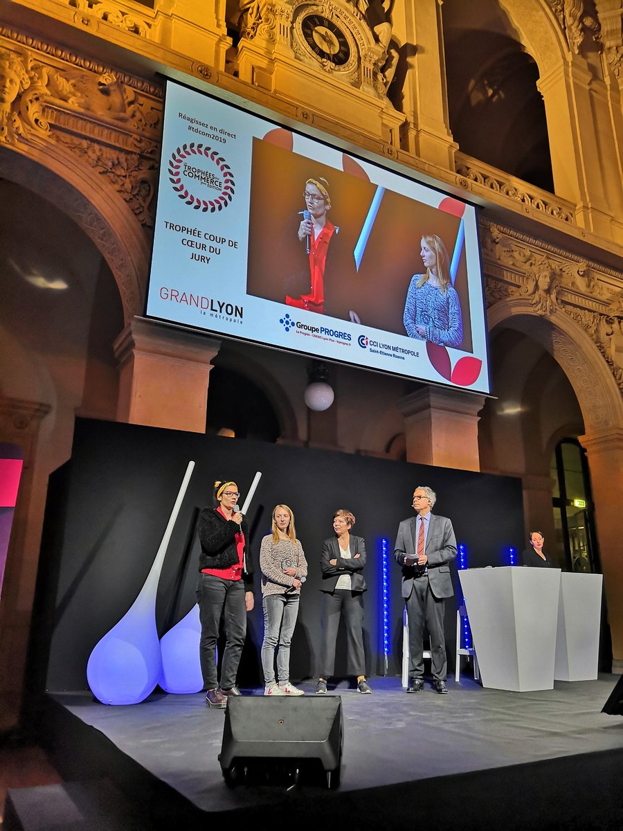 TD_com19's tweet photo. TROPHÉE COUP DE CŒUR DU JURY
Félicitations à Équilibres Café, représenté par Ludivine ROYANNEZ et Mathilde CORTINOVIS, co-fondatrices, qui remporte ce trophée, remis par Nathalie FRIER, 1ère Conseillère déléguée au commerce de proximité à la Métropole de Lyon.
#tdcom2019 https://t.co/LpcrWb4rWw