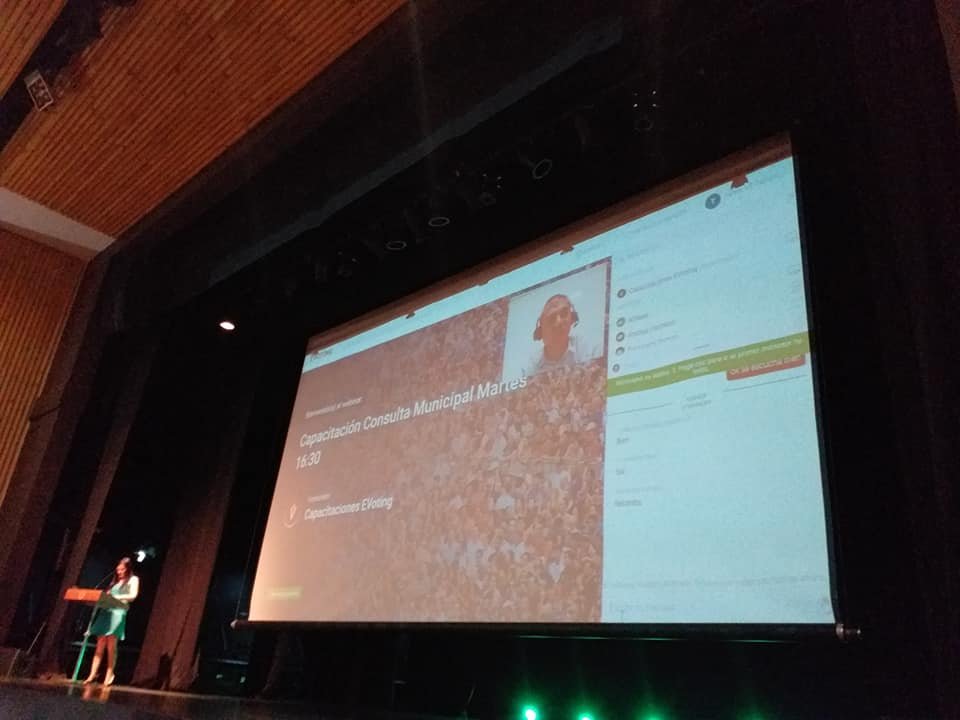 munisanjoaquin's tweet photo. Hoy, más de 200 voluntarios de apoyo al proceso Consulta Ciudadana, asistieron a la capacitación dictada por Evoting, plataforma a cargo del proceso. La votación en línea se habilita mañana a las 12:00 hrs, y la electrónica presencial el domingo 15.
Info: https://t.co/GN6eANTE07 https://t.co/TSh6kI7b8K
