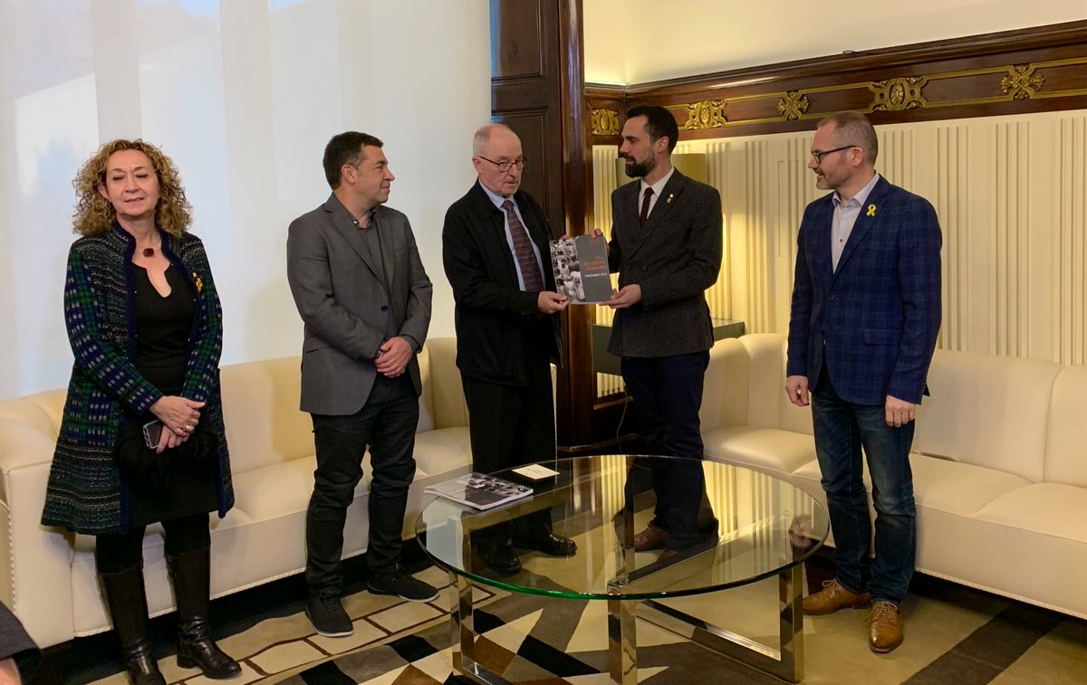 estructuraDHC's tweet photo. El @sindicdegreuges i el president de l’@institut_IDHC lliuren al president i al vicepresident del @parlamentcat el Pla de Drets Humans de Catalunya

📔 Pla de Drets Humans: https://t.co/egDpZq3JqK

🔴 En directe, acte de lliurement del Pla: https://t.co/ZpScegEZSr https://t.co/QyO678lmU9
