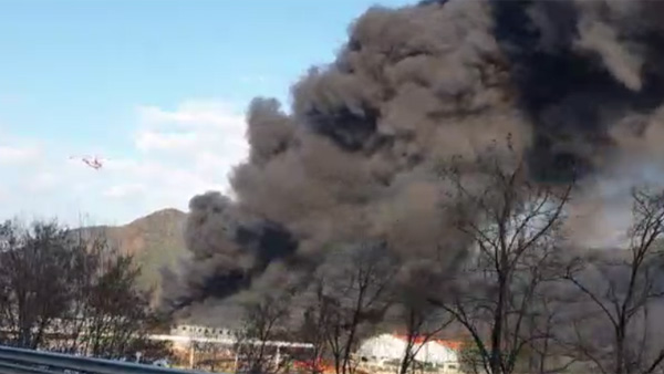 IndFireWorld's tweet image. GASAN, SOUTH KOREA - All three buildings in an industrial complex manufacturing plastic pallets were damaged by fire Friday (Dec. 6). #FireWorld #Industrial #IFW #iFIREInternational industrialfireworld.com/news/plastic-p…