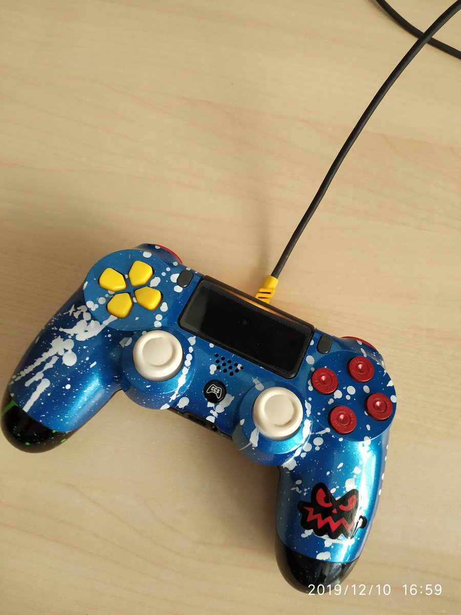 GuacamoleFCB's tweet photo. Que no se podían personalizar, decían... ¿quién pone balas a su mando? 😂. #SoyDeCompeti #CompetiControl @CompetiControl https://t.co/xUiStgqNU9