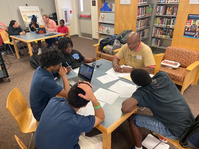 SSK8Tampa's tweet photo. Middle school students from five and two solutions group working and researching for their presentation. #DiscoveringtheKeystoSuccess https://t.co/qui3ovdnZS