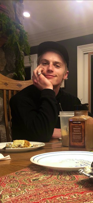 congrats to this sweetie on graduating  college!! 🤩 https://t.co/XQToE0HXpK