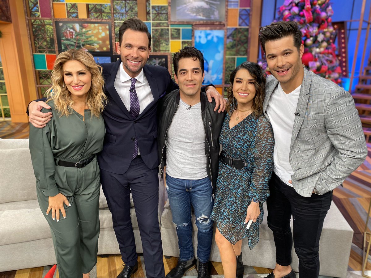 VengaLaAlegria's tweet photo. ¡Nuestro querido @OMARCHAPARRO continúa con nosotros y retará a @elcapiperez con sus mejores pasos de baile en #GánaleAlCapi! 
🙌🏻🎊🎶🕺🏻🎉📺 #VLA 

¿Quién ganará? >>>https://t.co/gQ6ToBhlaQ 📲 https://t.co/fYn9ZYKA8Y