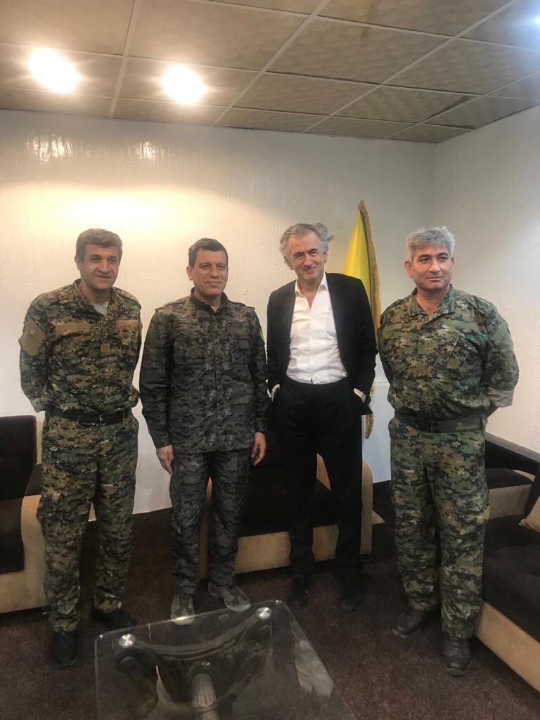 BHL's tweet photo. Quelque part au #Rojava. A ma droite, un général de légende, Mazlum Abdi Kobane. Il est commandant en chef des Forces Démocratiques syriennes. Et il a le redoutable honneur d’être l’ennemi no1 d’Erdogan. #rojava #kurdistan #kurds #kobane https://t.co/HFEzotgMT6