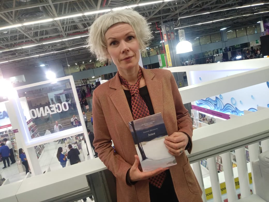 droidetv (@droidetv) on Twitter photo Te compartimos nuestra entrevista con la escritora noruega <a href="/HanneOrstavik/">Hanne Ørstavik</a> sobre "Amor" <a href="/OceanoMexico/">Editorial Oceano de México</a> en #FILGuadalajara2019
Mira nuestra platica aquí: facebook.com/DroideTV/video… Te compartimos nuestra entrevista con la escritora noruega <a href="/HanneOrstavik/">Hanne Ørstavik</a> sobre "Amor" <a href="/OceanoMexico/">Editorial Oceano de México</a> en #FILGuadalajara2019
Mira nuestra platica aquí: facebook.com/DroideTV/video…