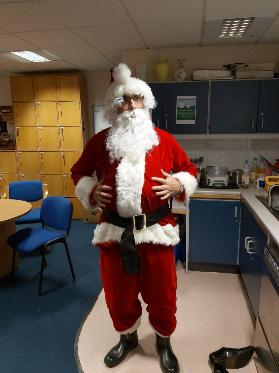 RavenHT's tweet photo. It's on... it's off... and it's back on! Santa and his little helpers moved their busy calendars around to make it to Manorfield Primary School in #Horley. Looks like Santa's had one too many mince pies already this Christmas... https://t.co/Q9BIoDgwoP