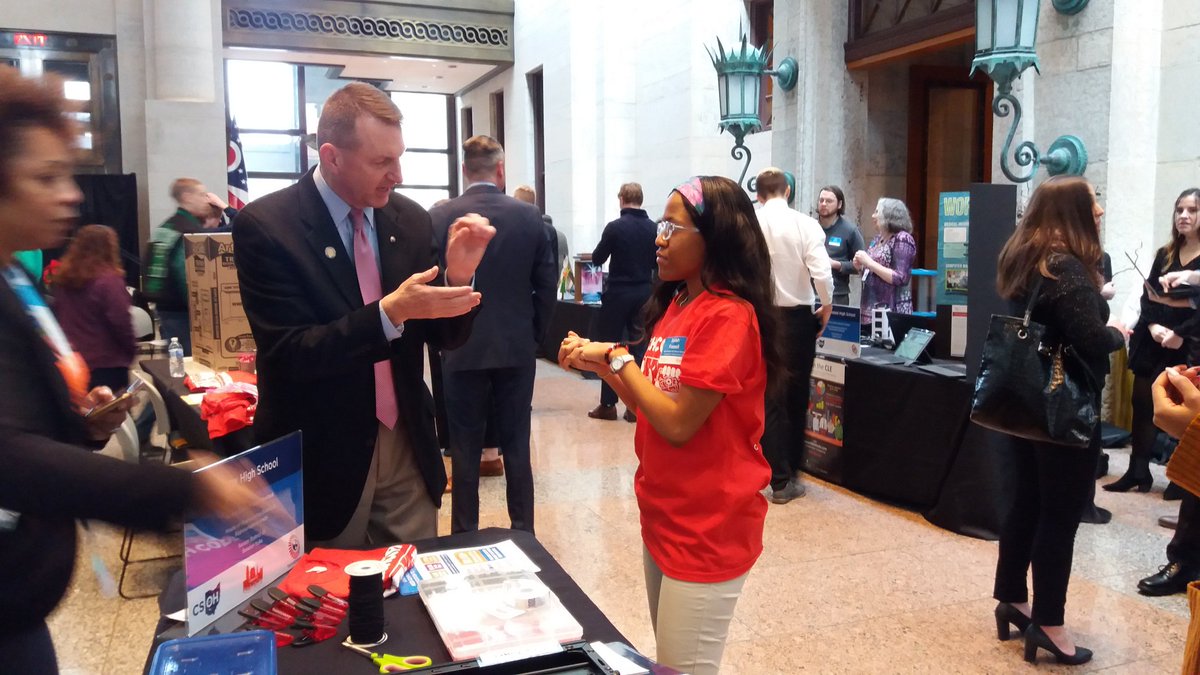 techcorpsus's tweet image. #StudentTECHCORPS and #E4Tech showing legislators what they&apos;ve learned about #computerscience during Coding at Capital! @CLEMetroSchools @johnmarshallsc1 @napls_ps #CSforOH