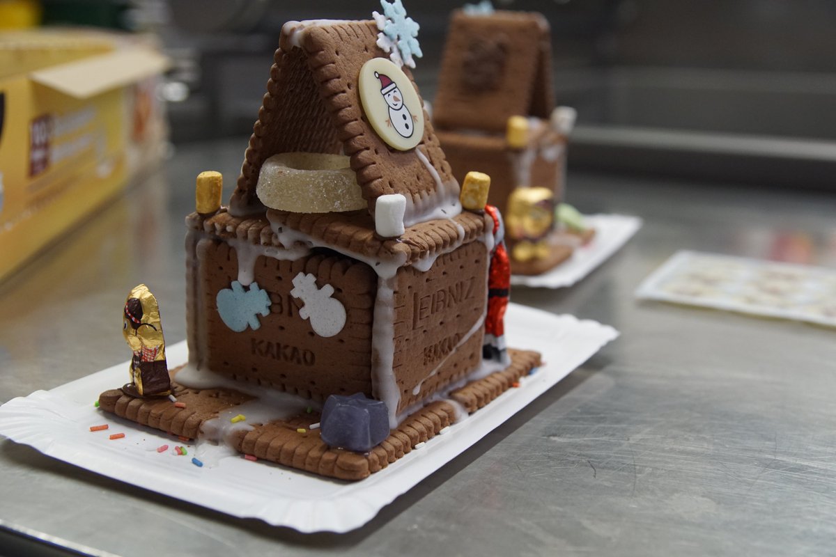 AmazonNewsEU's tweet photo. Christmassy workshops 🍪🎅: Kids of Amazonians learned how to make gingerbread houses at our fulfillment center in Dortmunt, Germany 🇩🇪 #FCTours https://t.co/MwVK9iyOrn