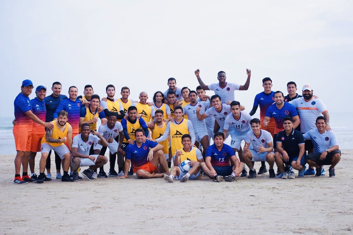 ArevaloRios_5's tweet photo. Con la banda terminando trabajados de pretemporada 👍👊 https://t.co/RyjLGiVwxb