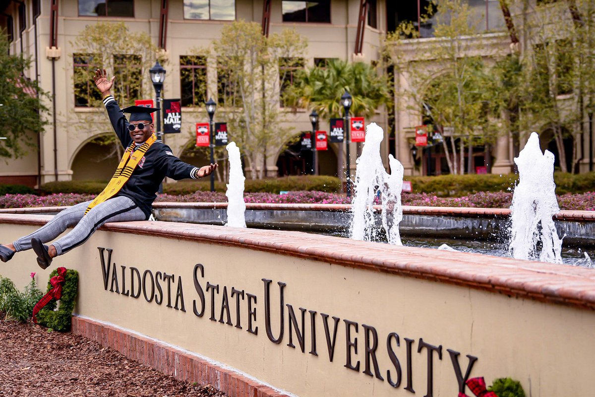 DEGREE ME 🎓💯
•
•
•
•
📸: @TroydellBeckham 
#GRADSZN #BlackGradsMatter