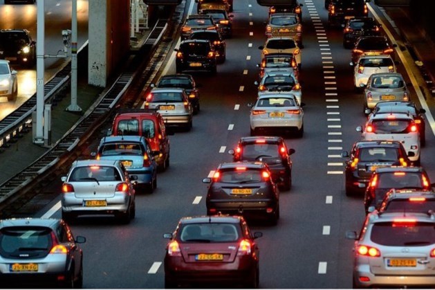Op de A2 bij Elsloo is dinsdagavond even na vijf uur een ongeluk gebeurd.