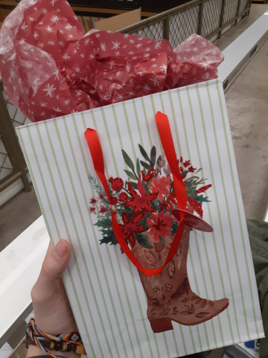 AH!! I have to say my big is the best! Can't change my mind!!  She got me all this cute stuff and my heart is so full right now!! <a href="/LeahLeahpr/">Leah!</a>