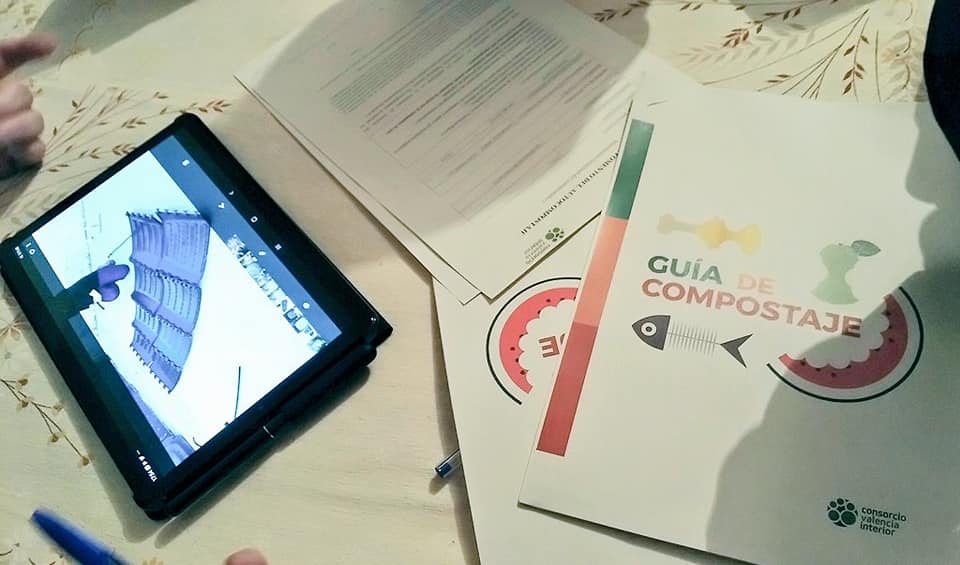 AlpuenteA's tweet image. Ayer varias familias de #Alpuenteysusaldeas recibimos nuestra sesión formativa con 
@heroes_urbanos
 para comenzar a funcionar ♻️ con nuestras #composteras domésticas
🙌🙌🙌
Muy pronto la siguiente, para los que os habéis quedado con ganas o no pudisteis venir!!!