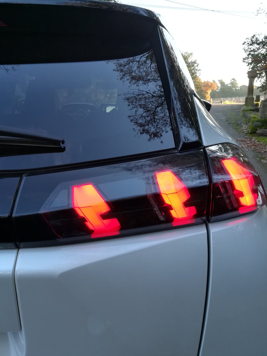 LeClubPeugeot13's tweet photo. #peugeote2008 GT 136ch
Présentation cossue pr l'habitacle ac un dessin moderne & de très bonne facture pr la catégorie (identique à la Peugeot 208), doté de très beaux sièges TEP/alcantara gris,seule différenciation d1 #peugeot2008 thermique
#2008firstdrive #fullelectric #2008 https://t.co/sn9BDVFmjQ
