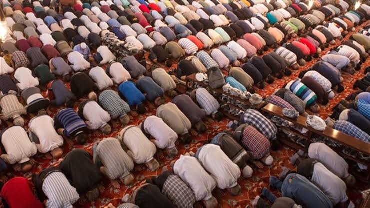 Namaz günde en az beş defa tekrarlandığı için devamlı Cenâb-ı Hakk’ı hatırlatır. Kalp ve vicdanı Allâh’a bağlar. Allâh’ın sonsuz kudretini, mutlak irâdesini, rahmet ve merhametini, kerem ve ihsânını insanın kalbine yerleştirir.
#DepremlerAllahtanUyarıdır
#KykBorcunaAfBekliyoruz