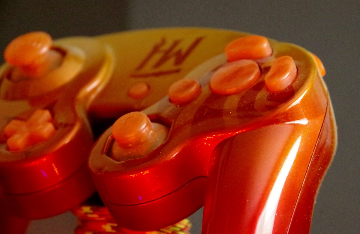 PantchToGo's tweet photo. "Heatwave"

Controller for @AZRivals' Heatwave 2 tournament, all the way back in 2018. This controller FINALLY deserved a shoot.

Shell/Paracord - @Hishocontroller 
Buttons - @SmashproofGC 
📸 - @Pantch_ https://t.co/v5IW72LKcm