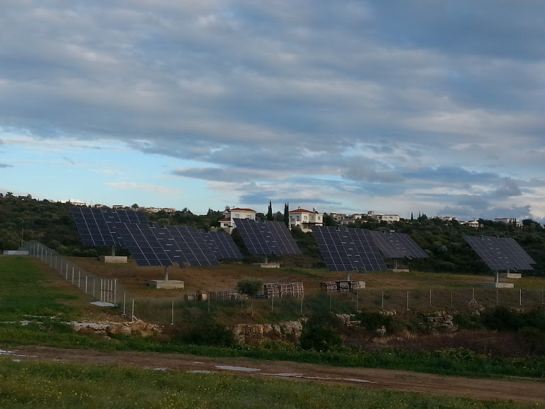 degeriberica's tweet photo. Transformación en Paphos. Los seguidores fotovoltaicos DEGER D100 y los paneles Panasonic Hit funcionan a niveles muy altos. Más info: https://t.co/2WQW8jSLHA #energia #seguidoressolares #mld via: @degerhellas https://t.co/OXwLQfEu08