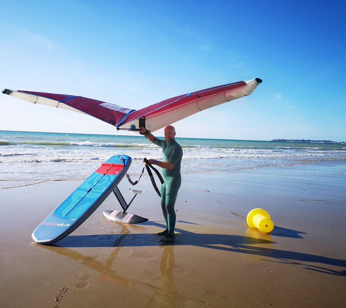 Le #wingfoil a été testé pour la première fois en France sur la #destinationGranvilleTerreetMer à #Jullouville. Découvrez notre article ➡️ bit.ly/348Ra80