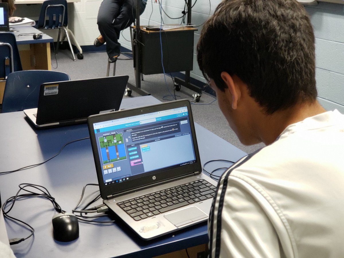 eSTEAMeducator's tweet photo. Hey @SuperPWCS and @CTE4pwcs, @SaundersPWCS is celebrating #csweek by participating in #HourOfCode! #wething #smsproud #csinms https://t.co/2RWCBTvpgK