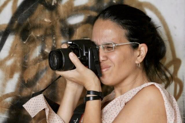 ¡Que tremendo abuso comete un gobierno con alguien que solo hace periodismo!👇👇La periodista cubana Luz Escobar @Luz_Cuba está bajo arresto domiciliario.Un policía político está apostado en los bajos de su dpto en La Habana y le prohíbe salir a comprar el pan.