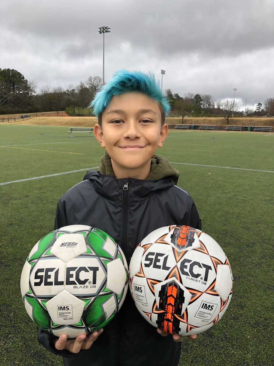 the_bootboy's tweet photo. Wet, cold but still better than sitting in a classroom and a perfect day for the @select_america #DualBonded #BlazeDB and #TargetDB. Stitched and glued so the ball doesn’t soak up water when ballin in the rain. #selectballs #training #soccer https://t.co/yRSsWvierr