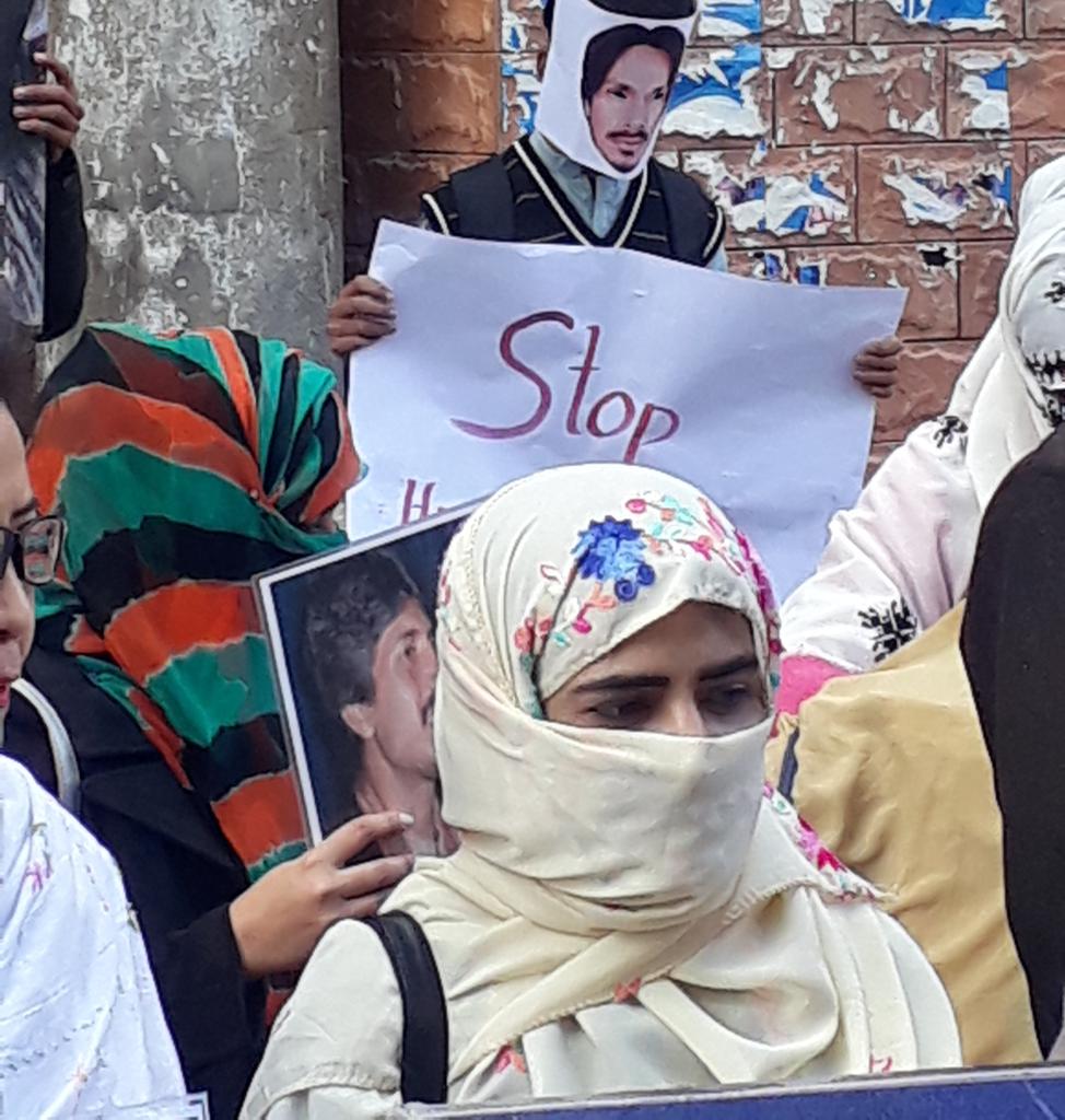The baloch child was proteating on 10th Dec #InternationalHumanRightday in front of Quetta Press Club wearing Mask of Missing RashidHussainBaloch.
#StandUp4HumanRights 
#StandUp4BalochRights