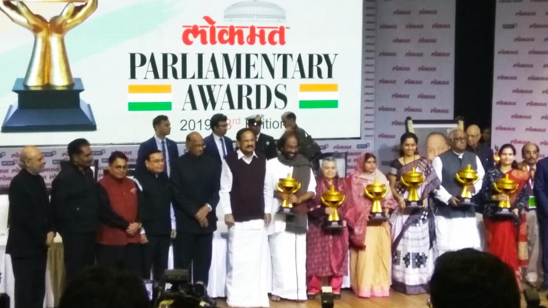 supriya_sule's tweet photo. लोकमत परिवारातर्फे या वर्षातील सर्वोत्कृष्ट महिला संसदपटू या पुरस्काराने गौरविण्यात आले.हा सन्मान माझ्या मतदारसंघातील प्रत्येकाचा आहे.तुम्ही माझ्यावर विश्वास दाखविला,प्रतिनिधित्व करण्याची संधी दिली.याबद्दल मी आपली ऋणी आहे.हा सन्मान जनतेला समर्पित. धन्यवाद लोकमत परिवार. @MiLOKMAT https://t.co/YKEKEk2nCG
