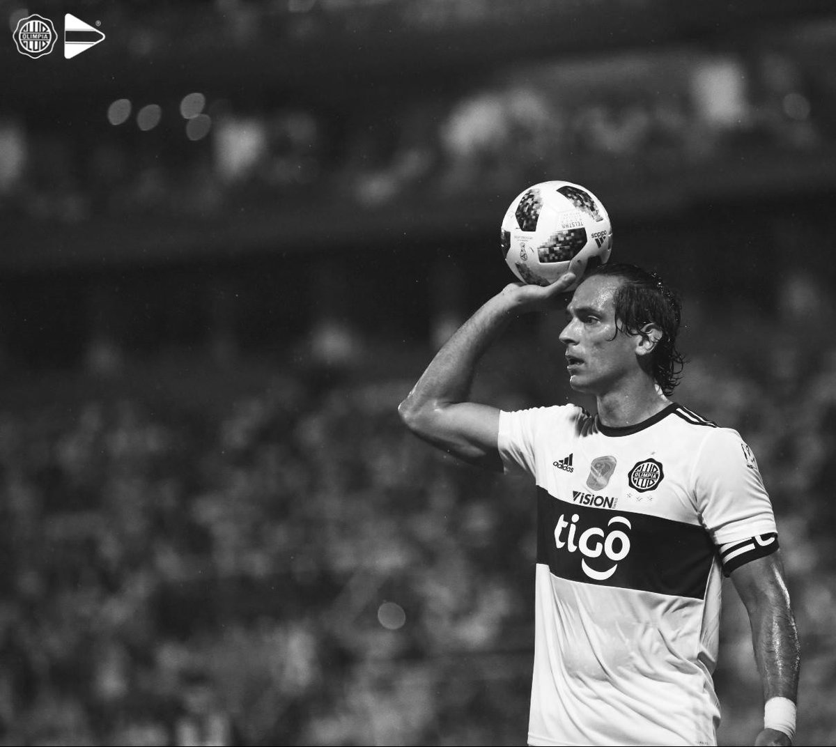 OlimpiaMedia's tweet photo. . @RoqueSantaCruz: "Que absolutamente todos los Olimpistas, disfruten de esto. Los queremos muchรญsimo. Son parte de todas nuestras victorias".
#TetraTerrestres #Tetr4C4mpeones ๐ฝ https://t.co/rUskGAbqAq