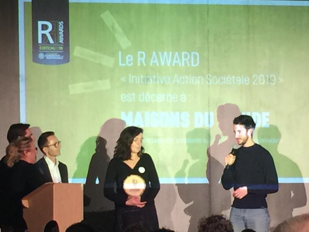 RpLapprend's tweet photo. @MDM_FR récompensé aux R-Awards du Club Génération Responsable pour son action en faveur du réemploi avec @emmaus_france et @emmaus_defi! Bravo aux équipes logistiques qui se mobilisent au quotidien et aux partenaires! 👏🤛 @Fabienne_MDM @marion_martin04 https://t.co/JcsJR9ZA2L