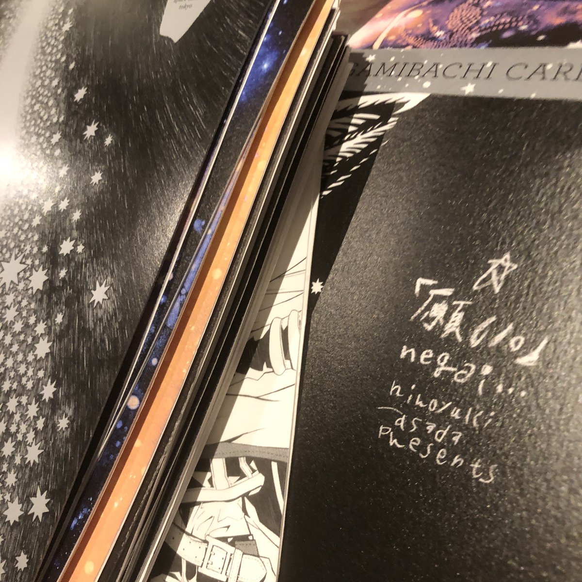 『#テガミバチ原画展"Wish"』

今宵!…未だやってる図録の制作打ち合わせ中…(*_*)?

でもこれ、以前の画集にも未収録なイラストが沢山の、"ほぼ" #テガミバチ 新画集です。
そして図録としての補完を大事にした、余り見た事のないA5カードブックになりそう。。本当に、何卒。

通販も、やります✧ 