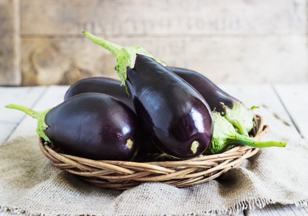 smart_stacks's tweet photo. Eggplants are rich in natural chemicals called phytonutrients. This benefit is a result of increased blood flow throughout the body and into the brain. By delivering more blood to the brain, phytonutrients help boost memory by stimulating your neural pathways to develop. https://t.co/23Z2wuBT72