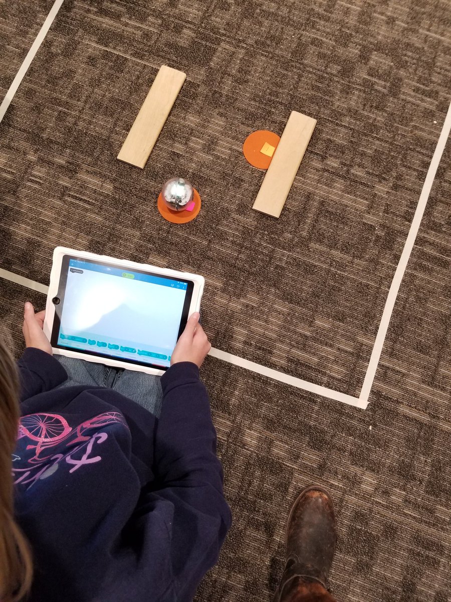 PoulsenEdu's tweet photo. Sphero Mini Golf with 4th graders Thank you #eVenturers for the idea
#HourOfCode #CSforGood #CSforD49 @District49 @RiggsRealWorld @PamLewisEDU https://t.co/0yz87E64Bl