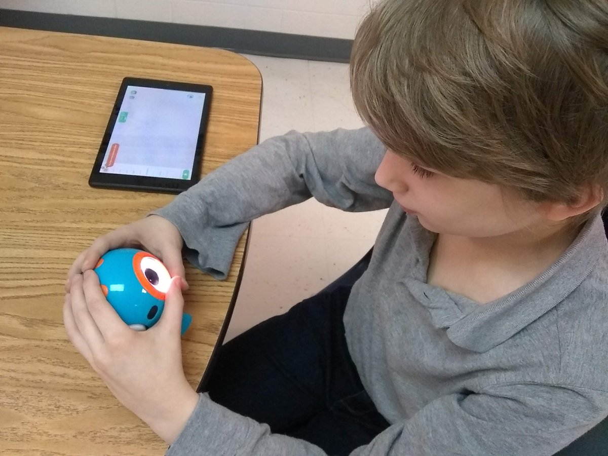 fssdfismedia's tweet photo. Today, we began our #CSEdweek celebration with Mrs. Wigant's class! Students had the opportunity to code Dash and Dot robots. They changed eye patterns, colors, and sequence with lots of smiles! These kiddos are my heroes! #ALALibrary #CodeyourownHero https://t.co/qF5HBq9mbx