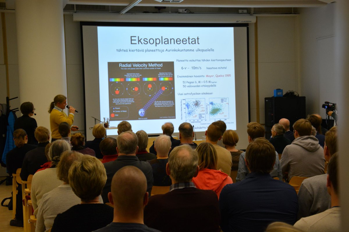 uniofjyvaskyla's tweet image. Tiede kiinnostaa, tupa täyttyi Jyväskylän yliopiston #Nobelkattaus2019 tiedeillassa kaupunginkirjastossa. Yliopistonlehtori Sami Nurmi annosteli maailmakaikkeuden alkuhistoriaa ja yleisö pääsi kysymään lisää. #jyscience #JSBE #jyunsc #JYUnity #nobel #tiede #tiedeviestintä