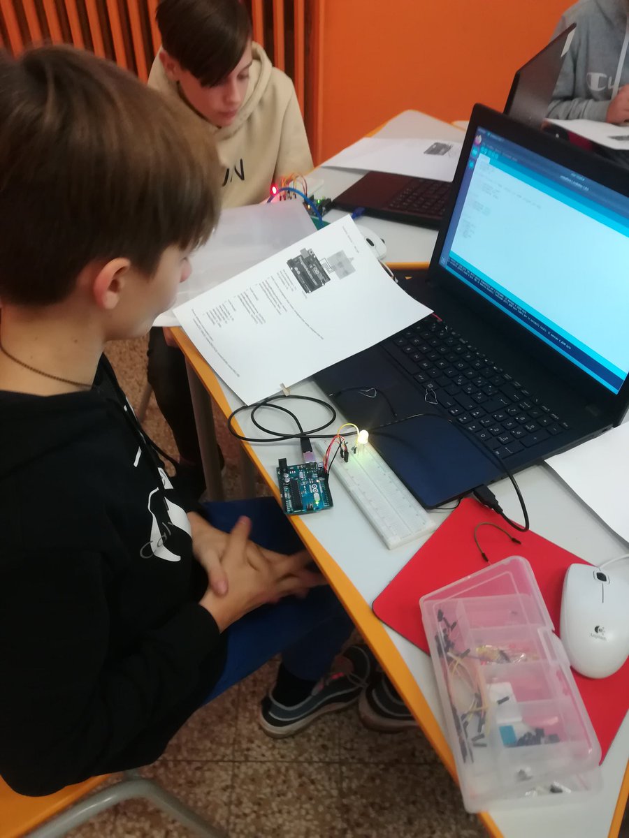 cavagna_giulia's tweet image. Classe 3C @IC_via_Dante Indirizzo informatico, terza lezione di @arduino