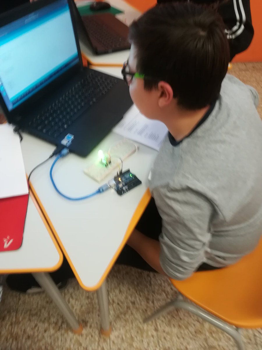 cavagna_giulia's tweet image. Classe 3C @IC_via_Dante Indirizzo informatico, terza lezione di @arduino