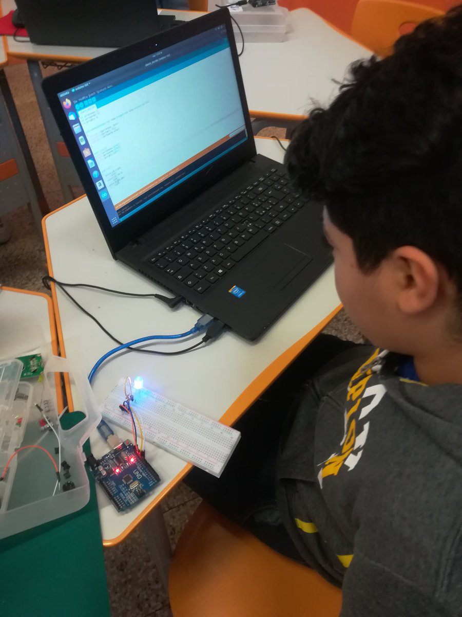 cavagna_giulia's tweet image. Classe 3C @IC_via_Dante Indirizzo informatico, terza lezione di @arduino