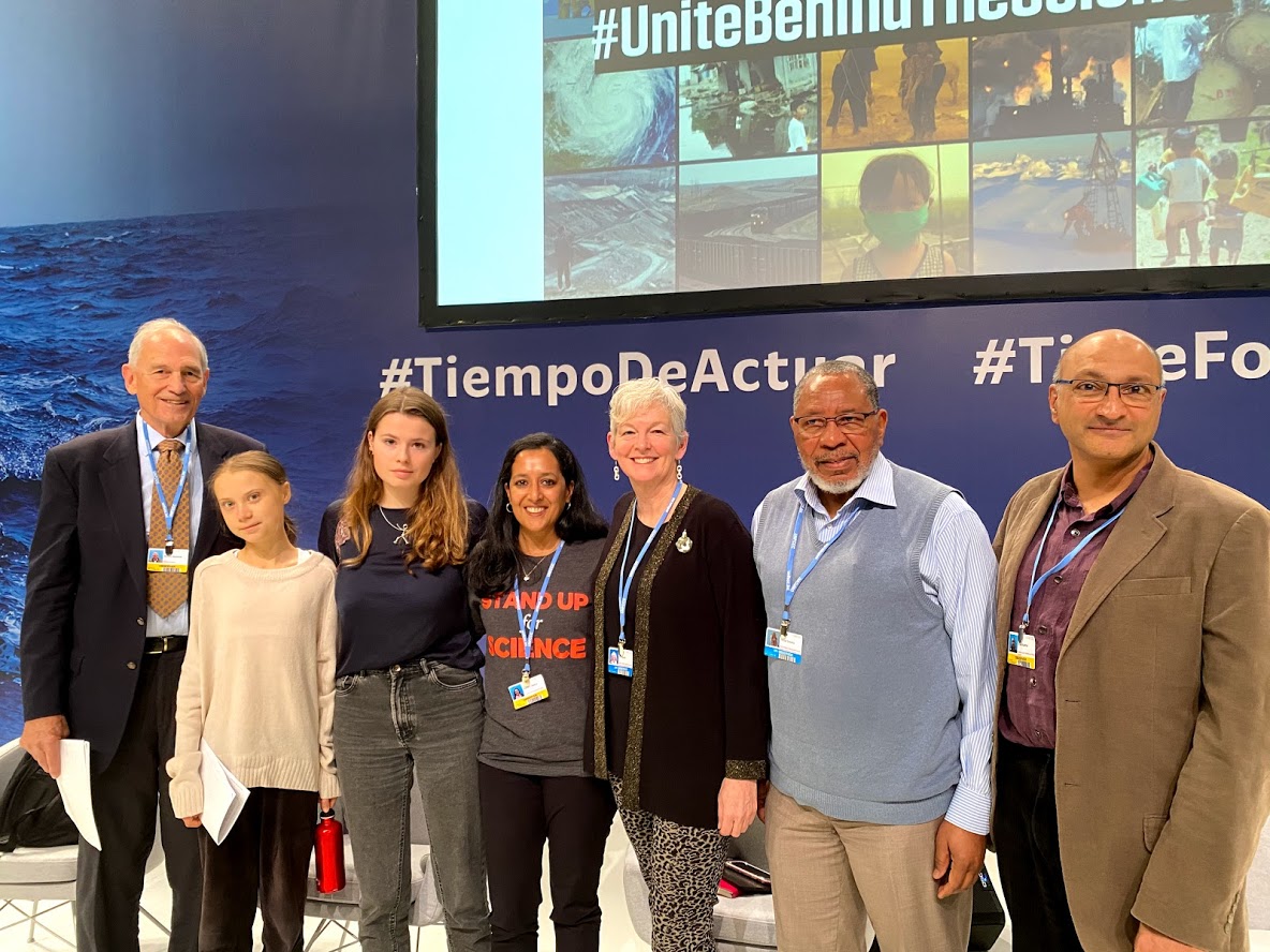 Youth activists <a href="/GretaThunberg/">Greta Thunberg</a> and <a href="/Luisamneubauer/">Luisa Neubauer</a> hosted a conversation with leading climate scientists about the message from scientists to governments and why we need to #UniteBehindTheScience! #COP25 🔬🌎🌡️ 

You can watch the full discussion: unfccc-cop25.streamworld.de/webcast/unite-…