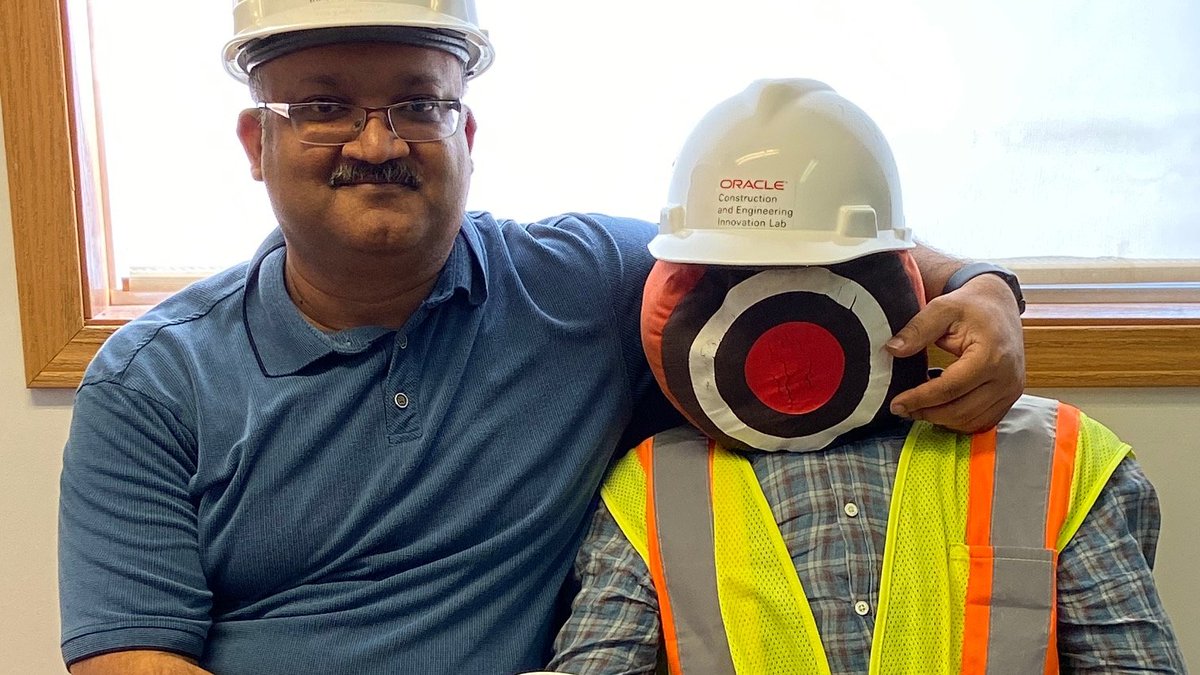 ORCLEnergyWater's tweet image. We&apos;re onsite at the #OracleIIL (Oracle Industries Innovation Lab) putting together our #ConnectedHub model 🏨🏠🏢🏫 for use onsite &amp;amp; making friends/having ☕️ with dummy pete during our downtime.