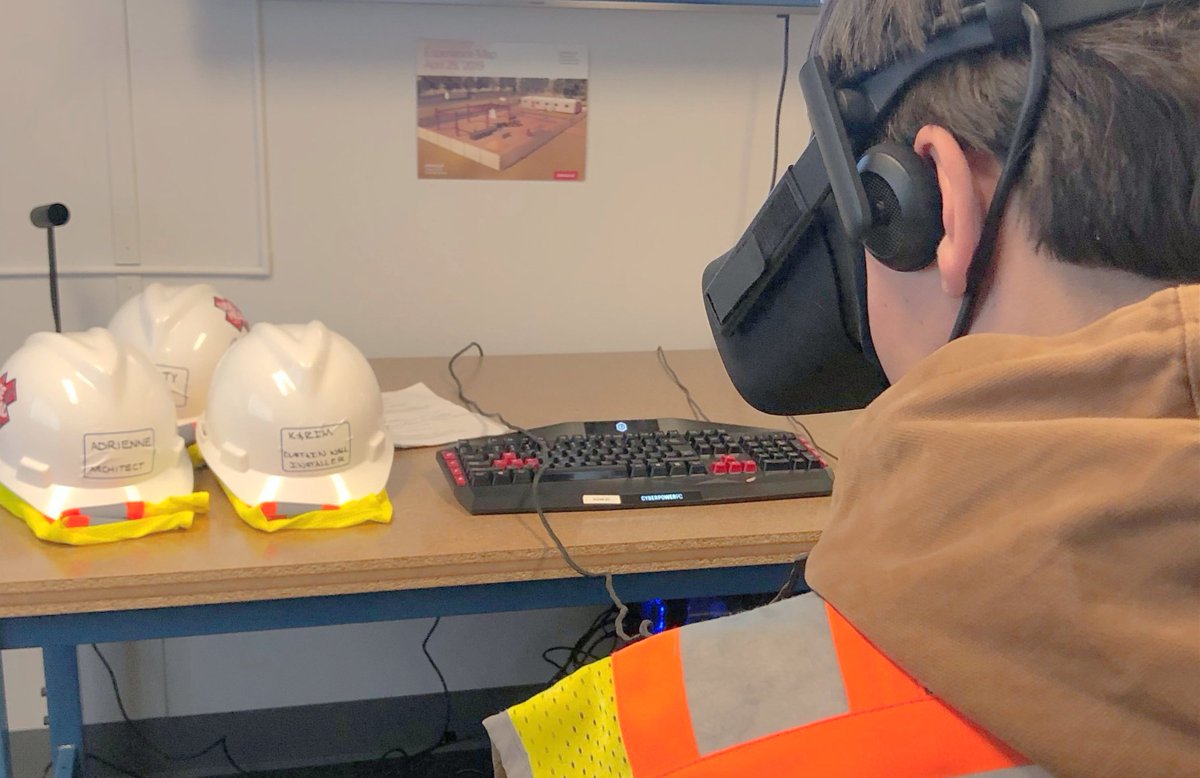 ORCLEnergyWater's tweet image. We&apos;re onsite at the #OracleIIL (Oracle Industries Innovation Lab) putting together our #ConnectedHub model 🏨🏠🏢🏫 for use onsite &amp;amp; making friends/having ☕️ with dummy pete during our downtime.