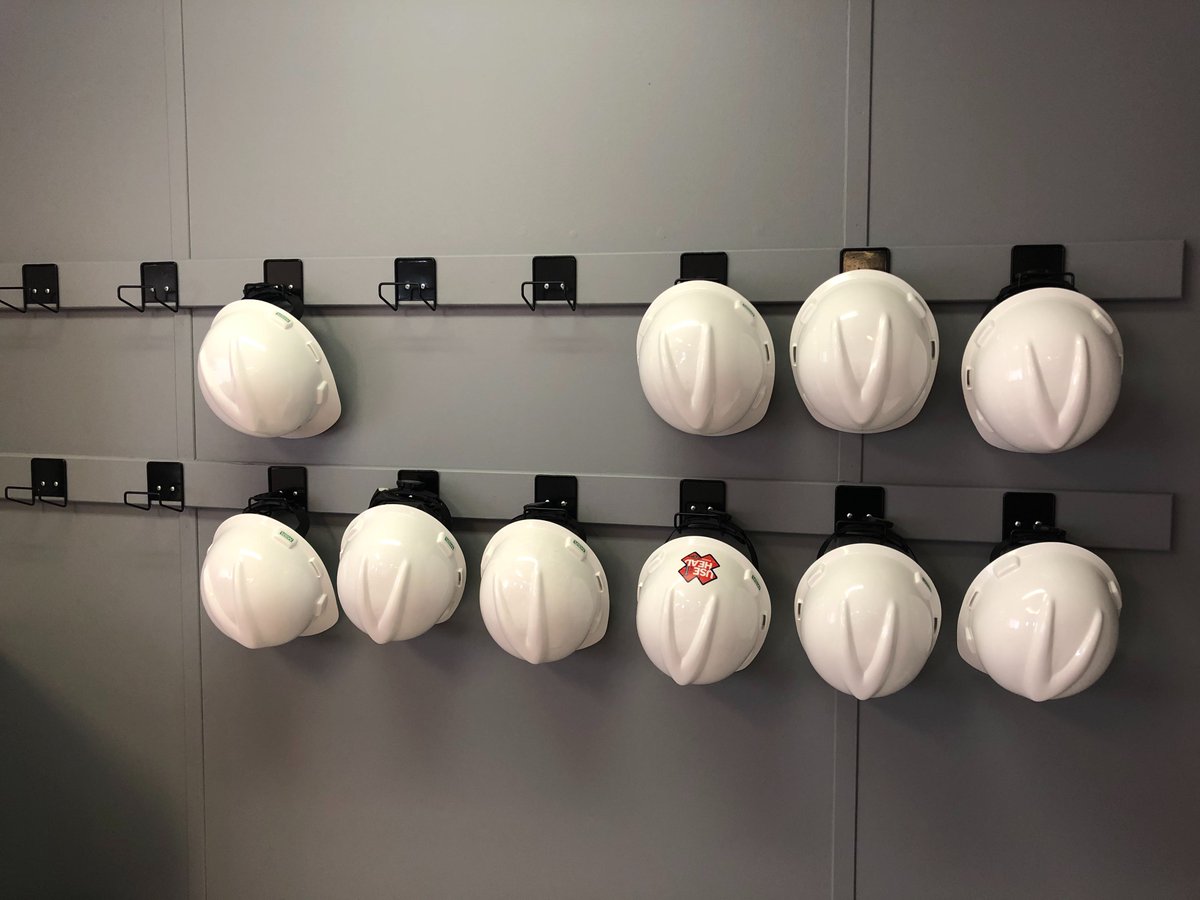 ORCLEnergyWater's tweet image. We&apos;re onsite at the #OracleIIL (Oracle Industries Innovation Lab) putting together our #ConnectedHub model 🏨🏠🏢🏫 for use onsite &amp;amp; making friends/having ☕️ with dummy pete during our downtime.