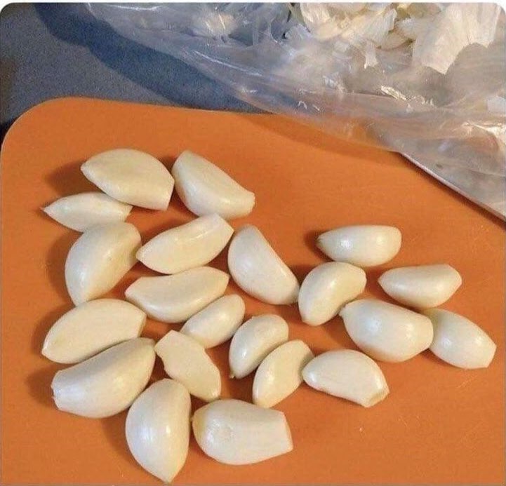 LeeCanTweet's tweet photo. Recipe: 2 cloves of garlic
Me: got it https://t.co/aKdupAvsRU