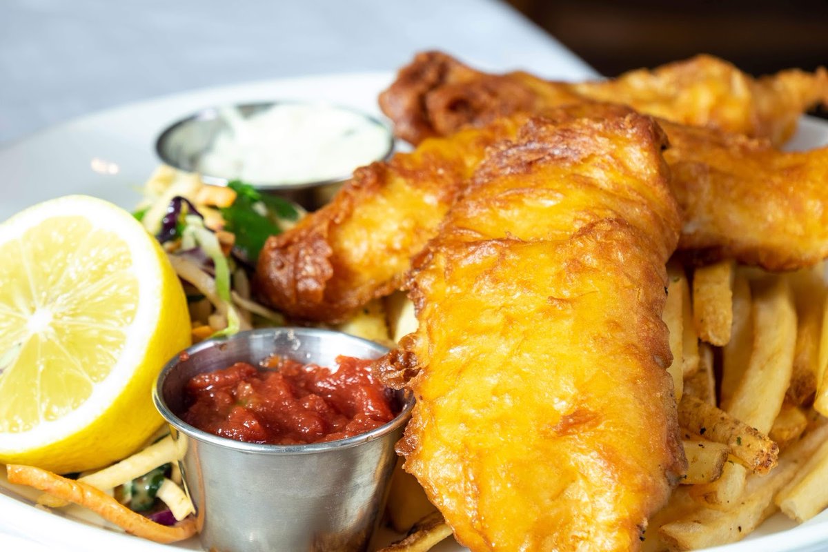 RivaCrabhouse's tweet photo. Power lunch hour! Grab your favorite coworkers and head on over to RIVA for your lunch break. Tender, crisp Boston haddock, served up with fries and veggie slaw. βοΈπ Reservations: https://t.co/YSxskCaQtm | 312.644.7482
#RIVACrabhouse #LunchWithUs https://t.co/oHjWDibwWu