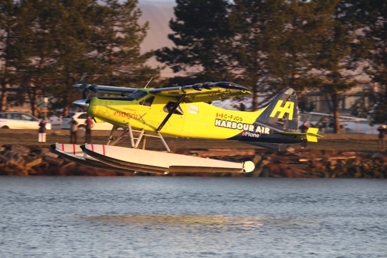 SkiesMag's tweet photo. .@HarbourAirLtd makes history with electric-powered #Beaver flight: #AviationHistory #OldAndNew #ElectriFlying https://t.co/nJRmPagbyD https://t.co/8tC8SArYC9