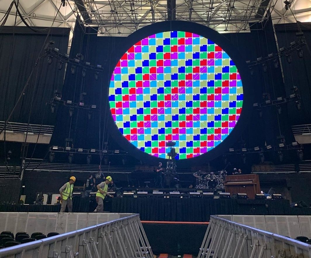 shawnskhalid's tweet photo. ESTA PASANDOOO, LA ROSAAAAA #ShawnMendesTheTourChile https://t.co/jAwiYjVo57