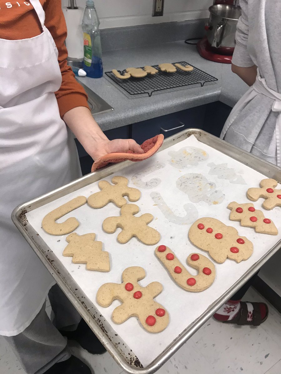 IT’S COOKIE DAY!!! 😋🍪🥛 Baking students are learning about the 8 types of cookies. #onteach #holidaysmells
