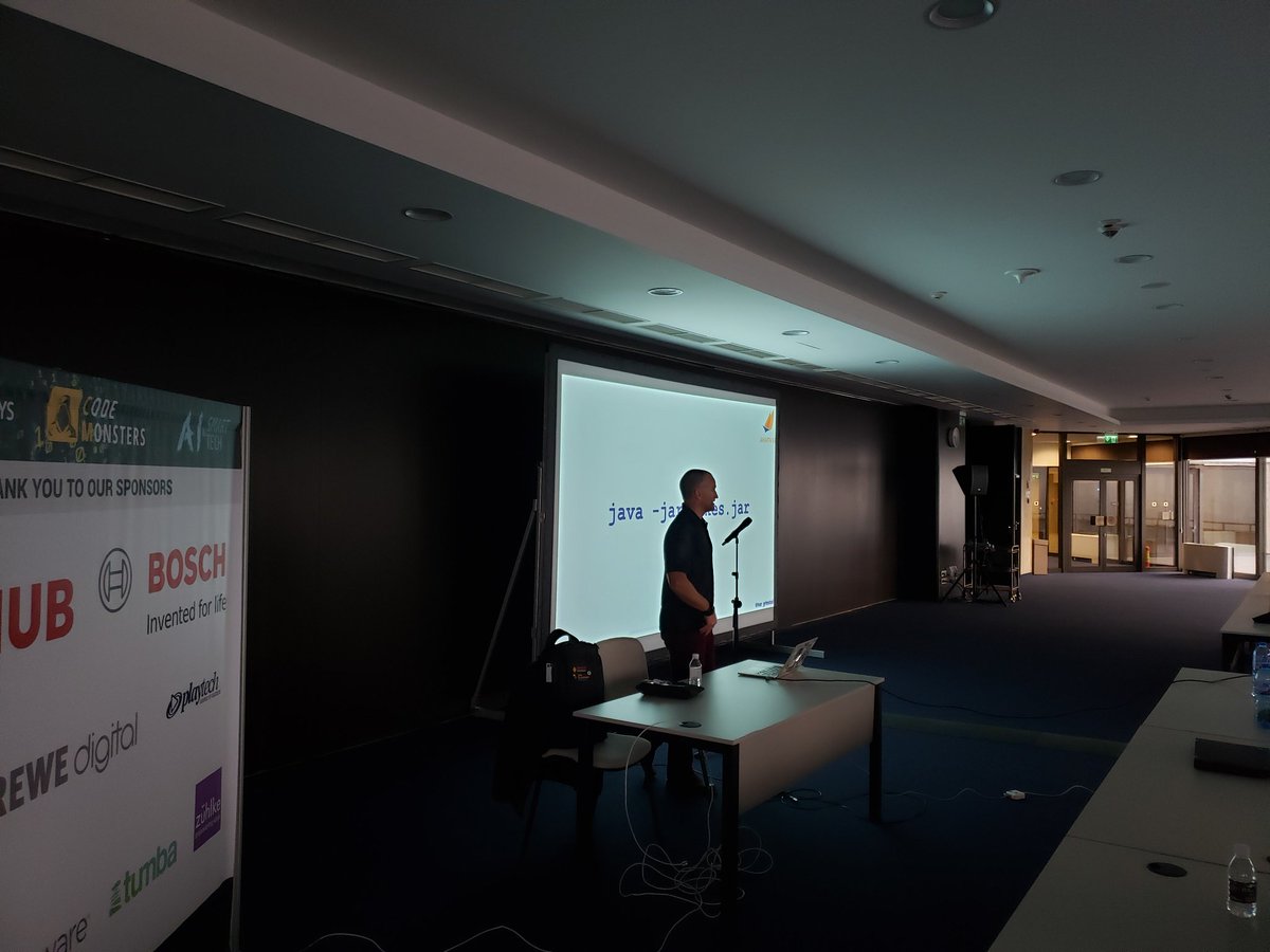 otaviojava's tweet image. @ivar_grimstad talks about #MicroProfile st #Java2Days