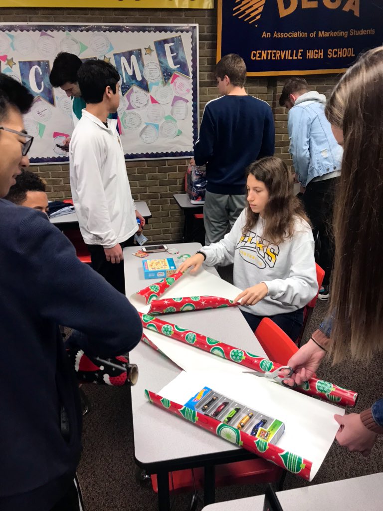 CentervilleDECA's tweet photo. ๐ Busy Little Elves ๐
#adoptafamily #seasonofgiving #elkpride #elfpride #epnd #happyholidays #giftwrap #santashelpers #chsmarketingfamily @TheHerdCHS https://t.co/oszTWHwaTQ